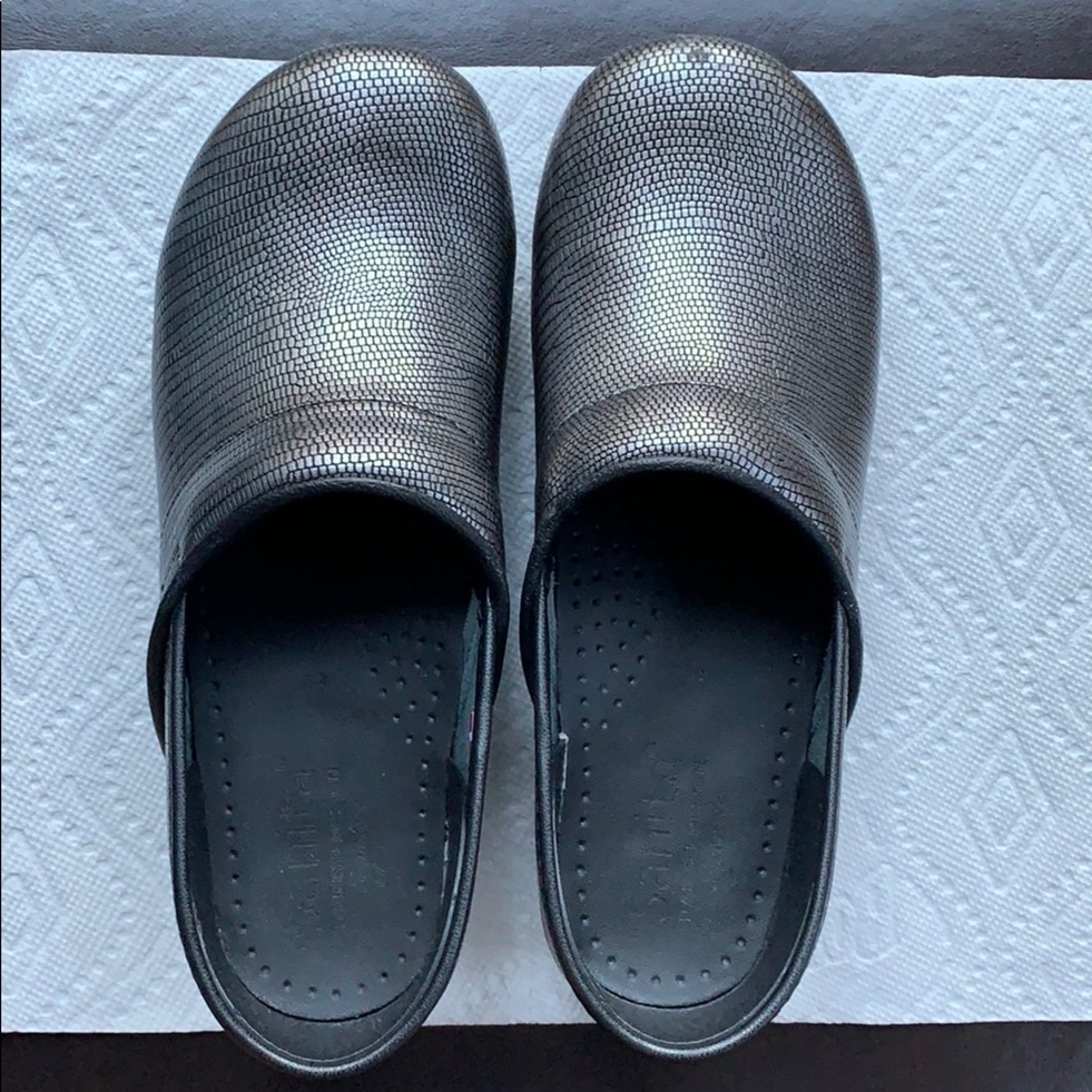 Sanita signature professional leather Danish clogs